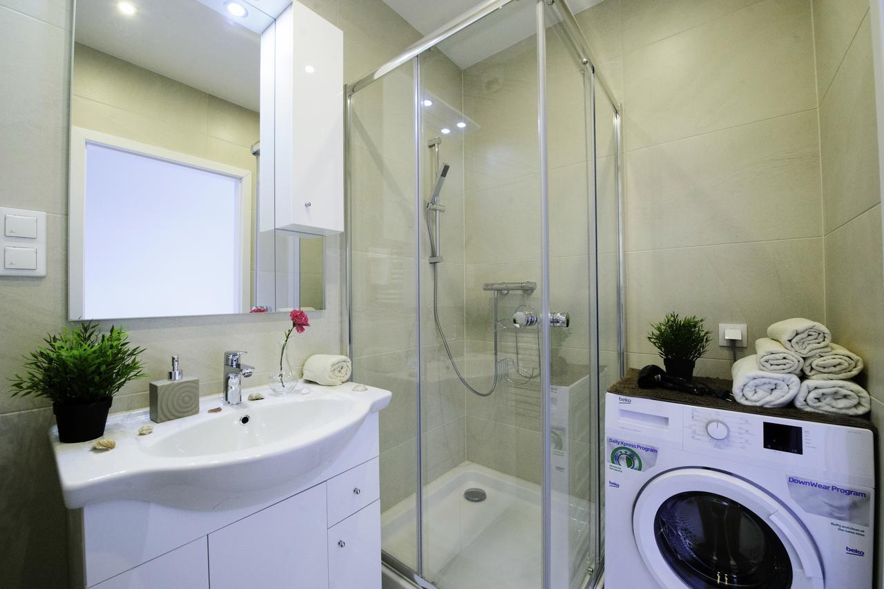 Апартаменти Romantic Sky Apartment- 15th Floor *